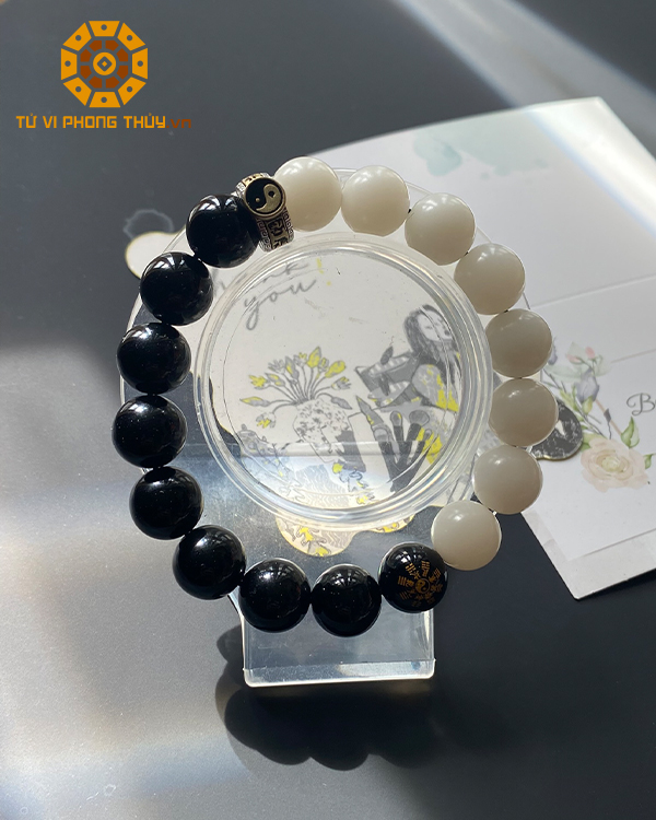 Vòng tay phong thủy âm dương hợp với người mệnh Thủy giúp tăng cường may mắn và tài lộc